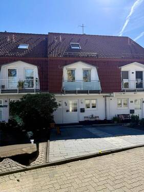 Hausansicht Front - Ruhig wohnen, zentral leben: Reihenmittelhaus mit Südgarten und Weitblick ins Grüne!