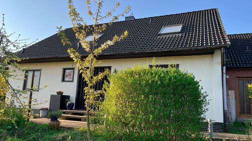 Haus-Nordseite. - Seelze OT Harenberg, gepflegte, große DHH mit Keller auf ca. 1.200 m² Grundstück
