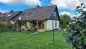 Hausansicht mit Terrasse - 5 Zimmer Doppelhaushälfte zum Kaufen in Seelze