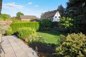 Blick von der Terrasse in den Garten - 