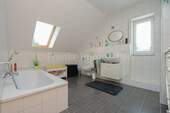Tageslichtbad mit Badewanne - 