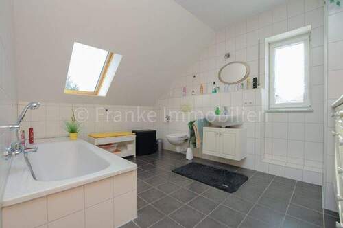 Tageslichtbad mit Badewanne - 