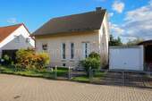 Hausansicht Straßenseite mit Garage - Einfamilienhaus mit 123,00 m² in Dresden zum Kaufen