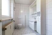 Badezimmer WC und Waschbecken - 