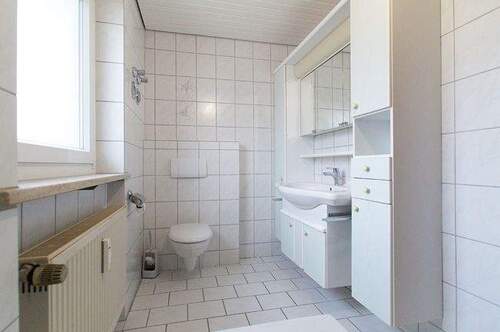 Badezimmer WC und Waschbecken - 