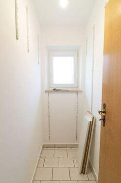 Abstellkammer mit Regalen - 