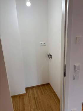 Stauraum mit Waschmaschinenanschluss - 