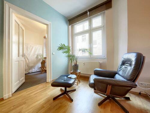 Wohnzimmer vor dem Fenster, chilliger Lounge Sessel - 
