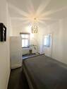 Schlafzimmer, Blick zu Fenster und schöner alter Tür zum Wohnzimmer - 