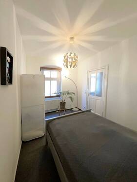 Schlafzimmer, Blick zu Fenster und schöner alter Tür zum Wohnzimmer - 