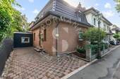 Ansicht - Charmantes Haus mit besonderer Architektur, großem Garten und Platz für die Familie