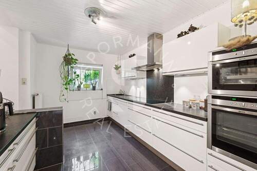 Küche mit Einbauküche - 5 Zimmer Reihenendhaus in Düsseldorf