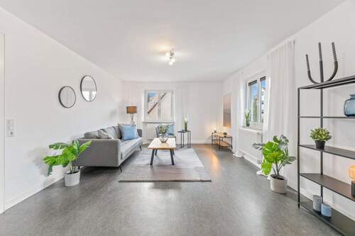 Wohnzimmer - 5 Zimmer Etagenwohnung zum Kaufen in Leonberg