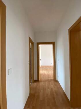 Flur - Etagenwohnung mit 69,50 m&sup2; in Gera zur Miete