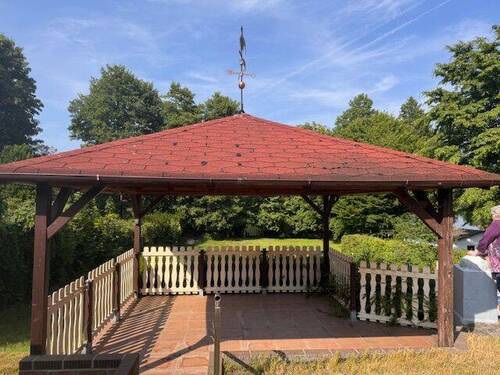 Pavillon mit Blick zum See - 