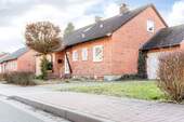 Straßenseite - 5 Zimmer Einfamilienhaus zum Kaufen in Reinbek