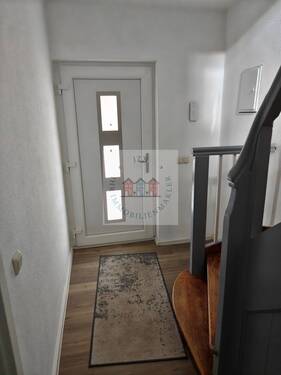 Flur mit Eingangstür - 3 Zimmer Reihenmittelhaus zum Kaufen in Merseburg