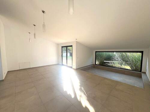 Lichtdurchfluteter Wohnbereich mit Zugang in den Garten - 