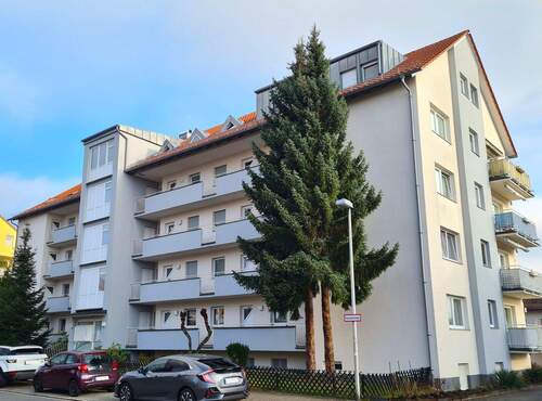 Hausansicht von der Straße - Für Sie frisch renoviert: Charmante 3-Zimmer-Wohnung mit Balkon in Feucht