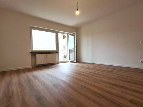 Wohnzimmer mit Süd-West-Balkon - 3 Zimmer Etagenwohnung zur Miete in Feucht