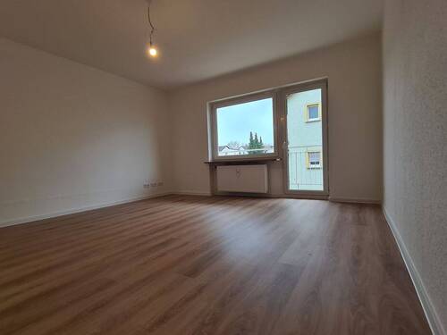 Wohnzimmer mit Süd-West-Balkon - 3 Zimmer Etagenwohnung in Feucht