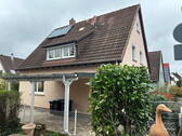 Hausansicht mit Carport - Einfamilienhaus mit 145,00 m&sup2; in Böblingen zum Kaufen