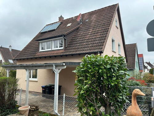 Hausansicht mit Carport - Einfamilienhaus mit 145,00 m&sup2; in Böblingen zum Kaufen