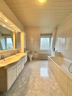 Badezimmer mit Dusche und Badewanne - 