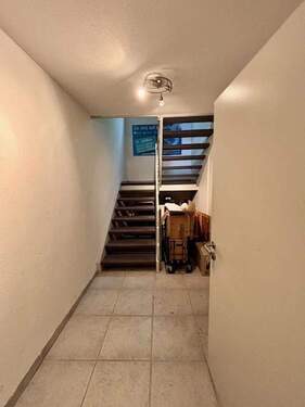 Aufgang zum Büro mit Stauraum - 