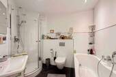 Badezimmer mit Dusche & Wanne - 