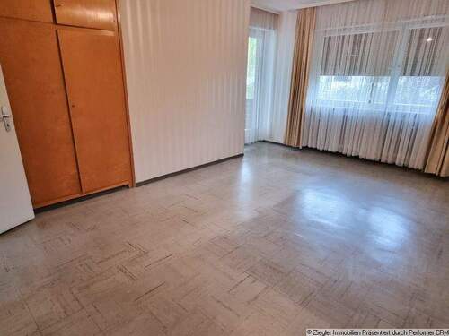 12 OG Zimmer 1 mit Zugang zum Balkon Ansicht a - 