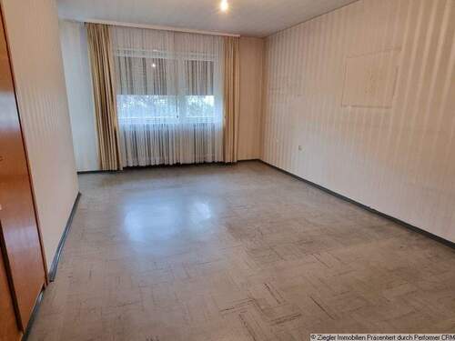 13 OG Zimmer 1 mit Zugang zum Balkon Ansicht b - 