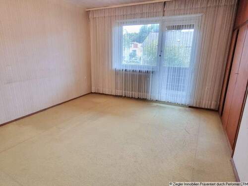 14 OG Zimmer 2 mit Zugang zum Balkon - 