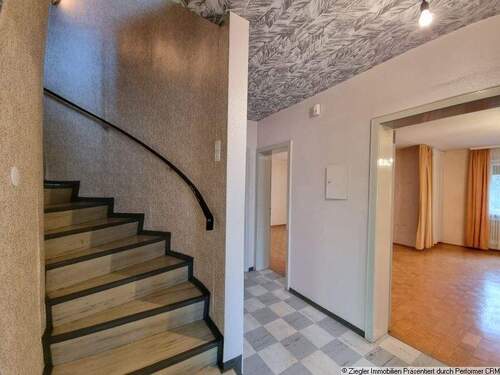 7 EG Diele mit Treppe ins OG - 