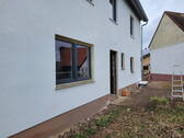 Rückseite und Eingang - Einfamilienhaus mit 115,00 m&sup2; in Lützelbach zum Kaufen