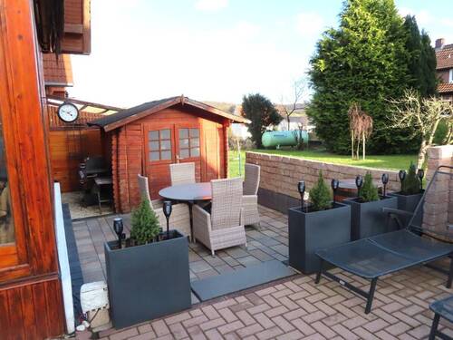 Terrasse mit Gartenhaus - 
