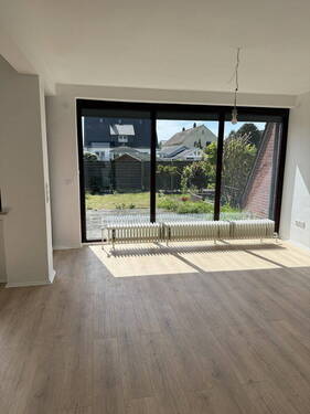 Wohnzimmer mit Gartenblick - 4 Zimmer Reihenmittelhaus zum Kaufen in Delmenhorst