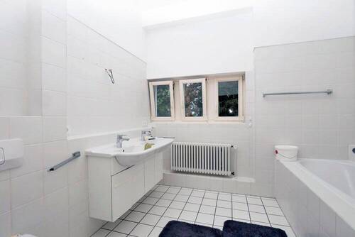 Helles Bad mit Wanne und Dusche - 
