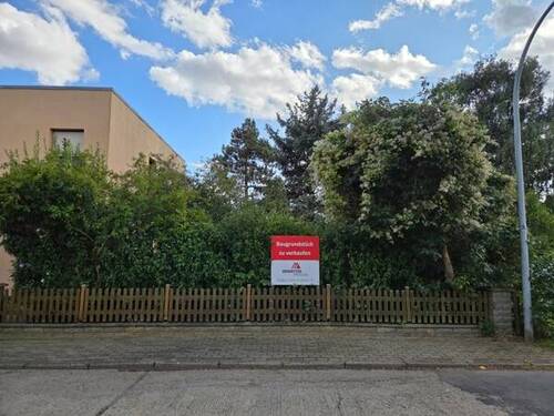 Straßenansicht - Ihr nächstes Projekt: Baugrundstück fürs Eigenheim oder Garagenpark am Stadtrand.