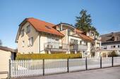 Außenansicht. Gepflegte Wohnanlage. - Lichtdurchflutete Dachterrassenwohnung. Wohnen in ruhiger Nachbarschaft.