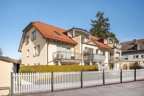 Außenansicht. Gepflegte Wohnanlage. - Lichtdurchflutete Dachterrassenwohnung. Wohnen in ruhiger Nachbarschaft.
