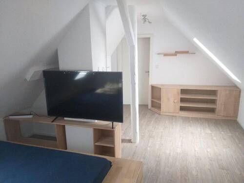 Bild 1 - Ein möbliertes Zimmer in einer Wohngemeinschaft (WG)