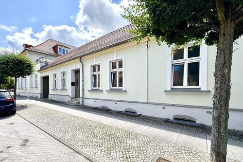 Ansicht Nebengebäude - 2 Zimmer Mehrfamilienhaus, Wohnhaus in Neuruppin