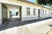 Einfahrt Hinterhof/Parkplätze - Mehrfamilienhaus, Wohnhaus in Neuruppin zum Kaufen