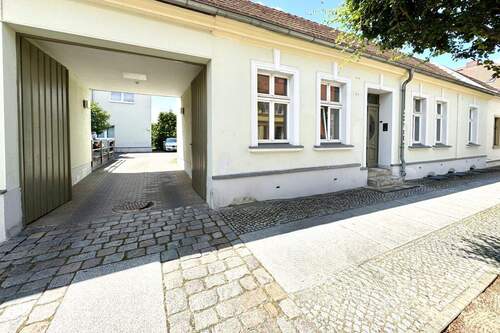 Einfahrt Hinterhof/Parkplätze - Mehrfamilienhaus, Wohnhaus in Neuruppin zum Kaufen