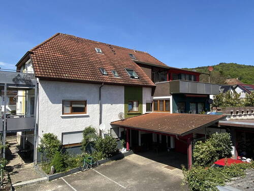 Vorderansicht mit Balkon - Mehrfamilienhaus mit Garagen in zentraler Lage