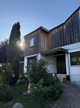 Außenansicht Eingang - Freistehendes, vielseitig nutzbares Zweifamilienhaus mit großem Garten