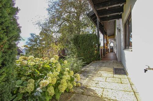 Überdachter Laufgang - 1 Zimmer Mehrfamilienhaus, Wohnhaus in Inning