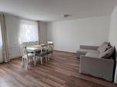 Wohnzimmer - Modernisierte 2-Zimmer-Wohnung mit Balkon in Frankfurt-Rödelheim