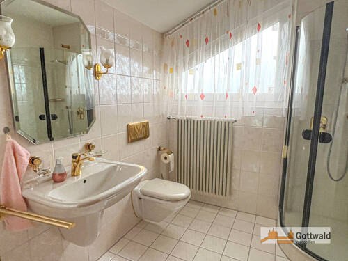 DG: gepflegtes TL-Bad mit Dusche und WC - 